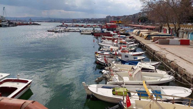 Marmara’da Deniz Ulaşımına Poyraz Engeli: Bir Kayık Battı