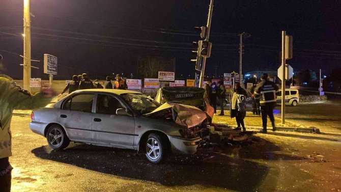 3 Otomobilin Karıştığı Zincirleme Kazada 7 Kişi Yaralandı