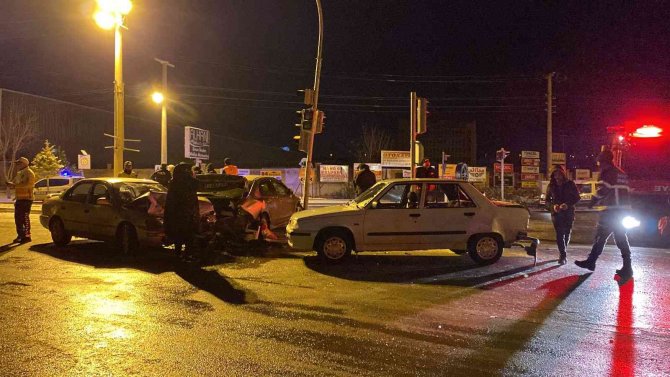 3 Otomobilin Karıştığı Zincirleme Kazada 7 Kişi Yaralandı