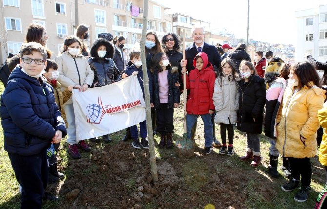 Başkan Erdem Öğrencilerle Fidan Dikti