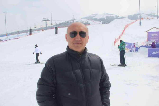 Palandöken’de Sezon Uzadı, Turistler İlkbaharda Kayağın Tadını Çıkarttı