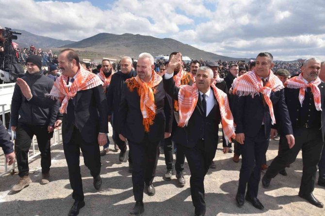 Menemen Folklorik Deve Gösterisinde Renkli Sahneler