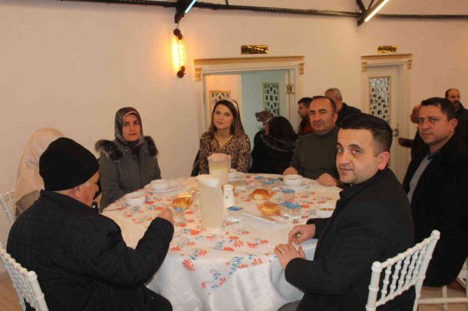 Boyları Küçük Aşkları Büyük