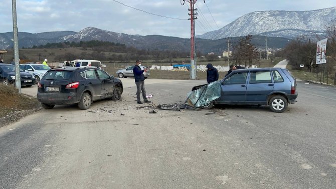 Otomobil İle Cip Çarpıştı: 3 Yaralı
