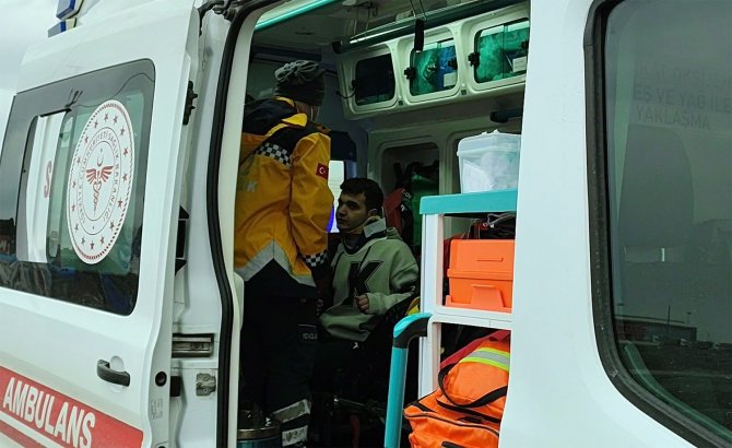 Sakarya’da Otomobil İle Kamyonet Çarpıştı: 1 Yaralı