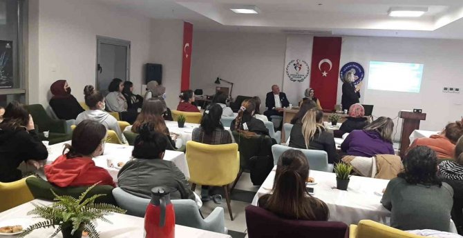 Yazar Menekay Üniversiteli Öğrencilerle Buluştu