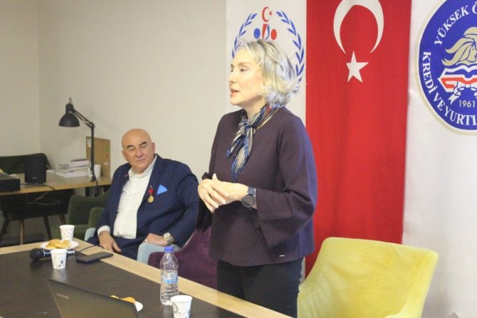 Yazar Menekay Üniversiteli Öğrencilerle Buluştu