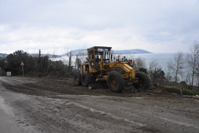 Sinop’ta Heyelan Nedeniyle Çöken Yol Belediye Ekiplerince Onarıldı