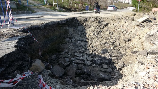 Sinop’ta Heyelan Nedeniyle Çöken Yol Belediye Ekiplerince Onarıldı