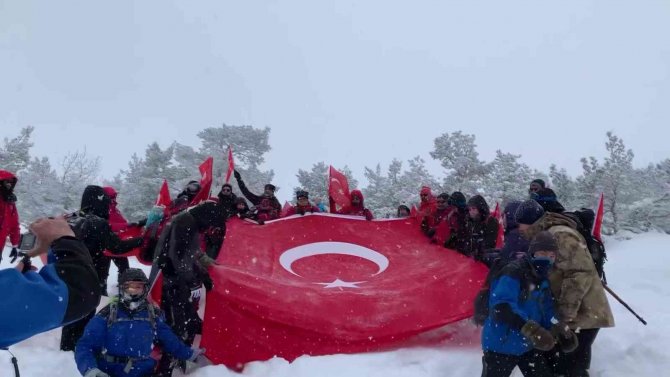 Şehitleri Anmak İçin 1 Metre Karda Yürüdüler