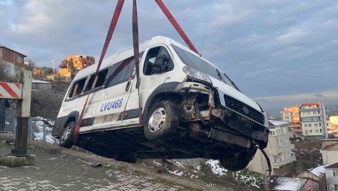 Yokuş Aşağıya İnen Servis Minibüsü Yoldan Çıkarak Takla Attı: 1 Yaralı