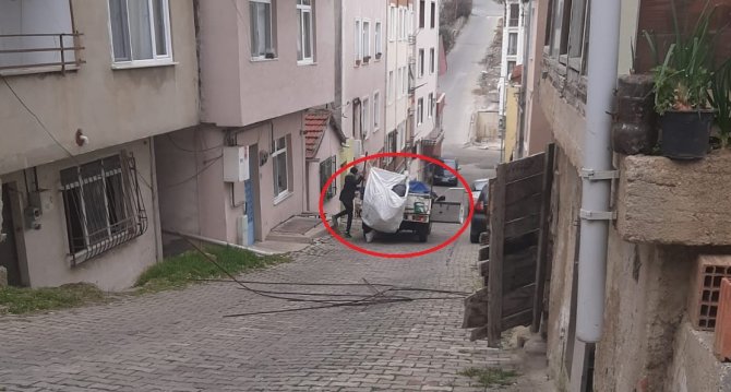 Polis Gibi Hırsızları Kovaladı: Kıstırılan Hırsızlar, Çareyi Çaldıkları Malı Bırakmakta Buldu