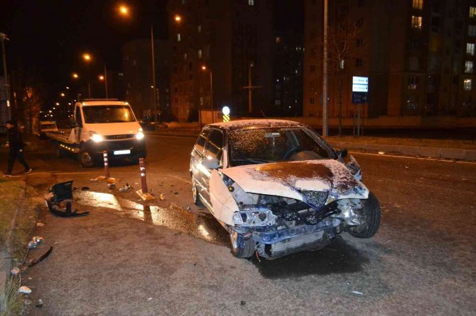 Kazada Yaralanan Sürücü Telefonunu Elinden Bırakmadı