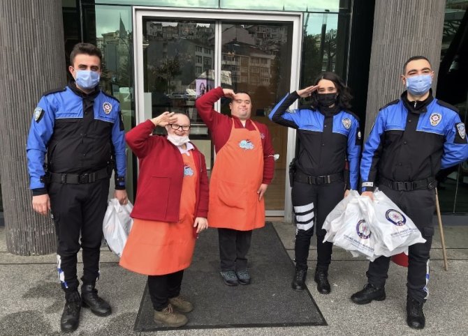 Polis Ekiplerinden Down Sendromlu Çocuklara Anlamlı Ziyaret