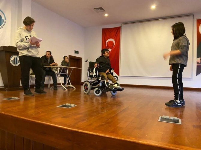 Savaş Mağduru Çocuklar Hayat Hikayelerini Sahneye Taşıyor