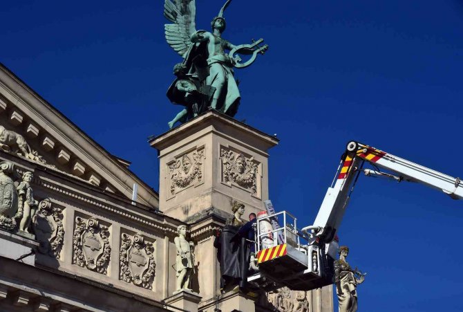 Lviv’de Tarihi Opera Binasında Saldırılara Karşı Tedbir Alınıyor