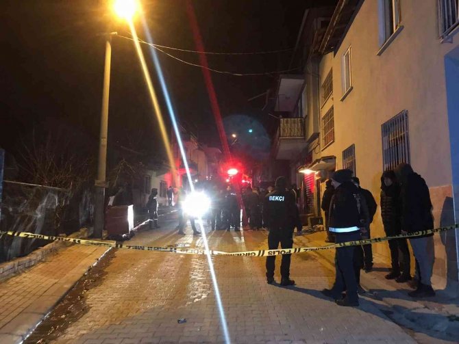 2 Katlı Binada Çıkan Yangında 3 Kişi Dumandan Zehirlendi