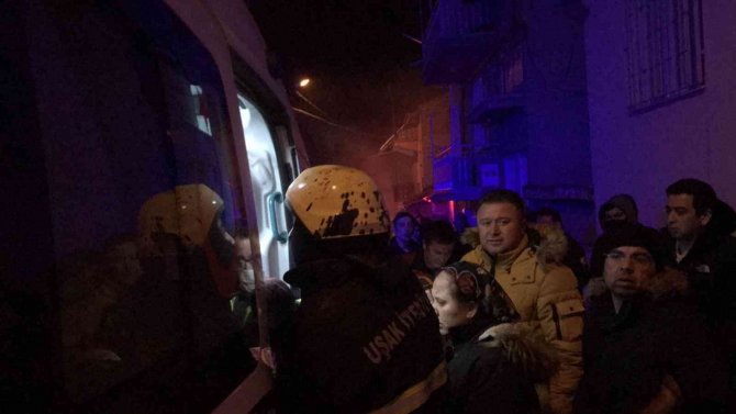 2 Katlı Binada Çıkan Yangında 3 Kişi Dumandan Zehirlendi