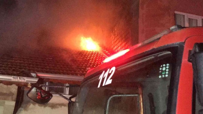 2 Katlı Binada Çıkan Yangında 3 Kişi Dumandan Zehirlendi