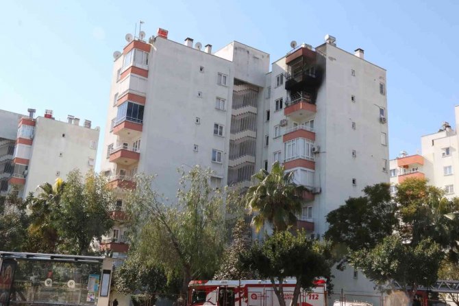 Antalya’da 8 Katlı Binada Yangın Paniği