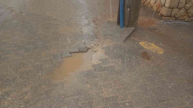 Artuklu’da Çukurlardan Geçilmiyor