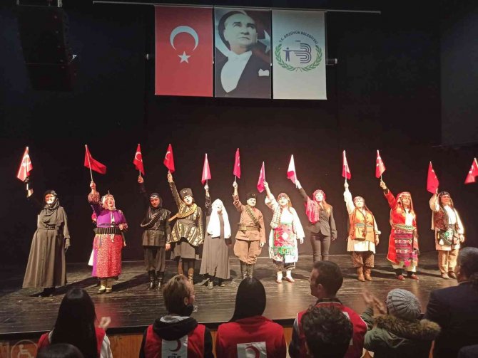 ‘Zafere Götüren Analar’ Adlı Tiyatro Oyununu Bozüyük’te Sahnelendiler