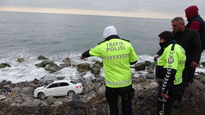 Zonguldak’ta Otomobil Sahil Kenarına Uçtu: 1 Yaralı