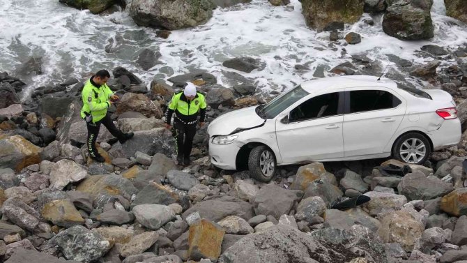 Zonguldak’ta Otomobil Sahil Kenarına Uçtu: 1 Yaralı