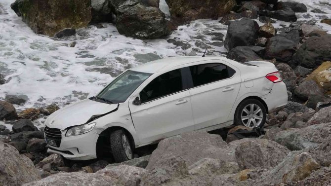 Zonguldak’ta Otomobil Sahil Kenarına Uçtu: 1 Yaralı