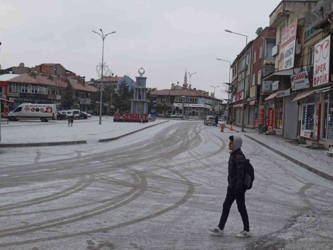 Şuhut’ta Mart Ayının Son Haftası Yağan Kar Şaşkınlığa Neden Oldu