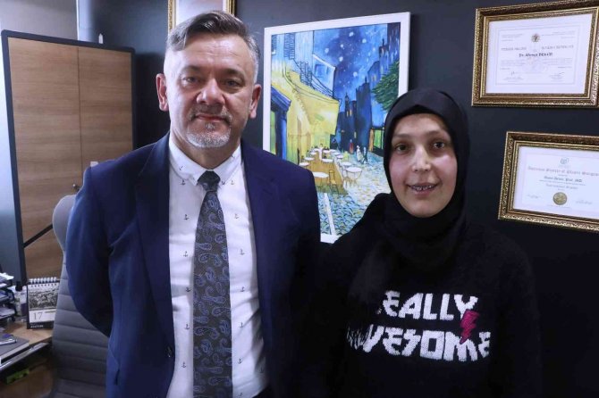 Doğuştan Çene Bozukluğu Olan Hastaya Estetik Çene: 21 Yıl Sonra Çenesi Düzeldi