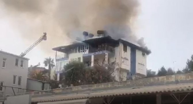 Çatı Katında Çıkan Yangın Paniğe Neden Oldu