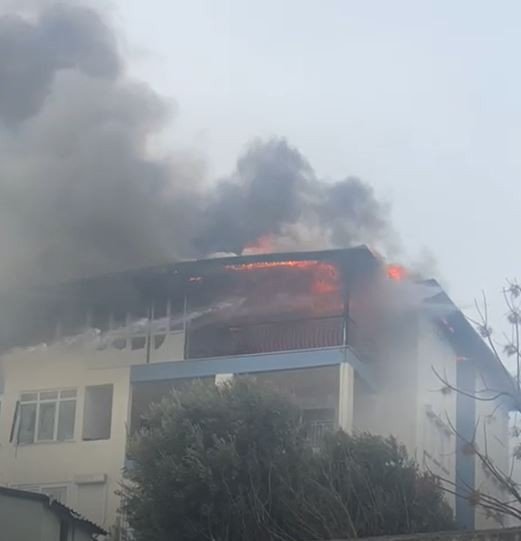 Çatı Katında Çıkan Yangın Paniğe Neden Oldu