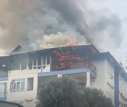 Çatı Katında Çıkan Yangın Paniğe Neden Oldu