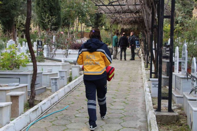 Genç Adam Mezarlıkta Ölü Bulundu
