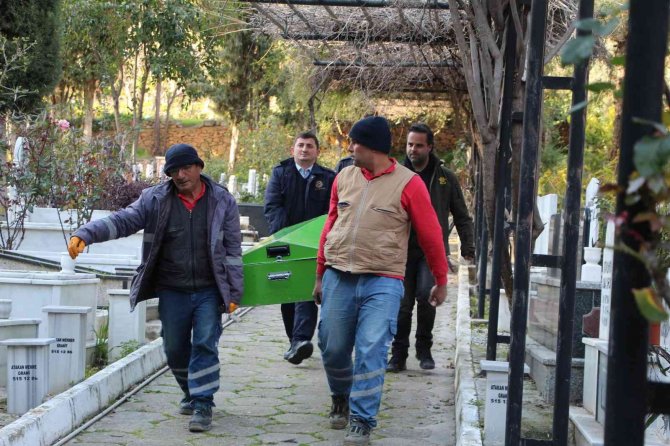 Genç Adam Mezarlıkta Ölü Bulundu