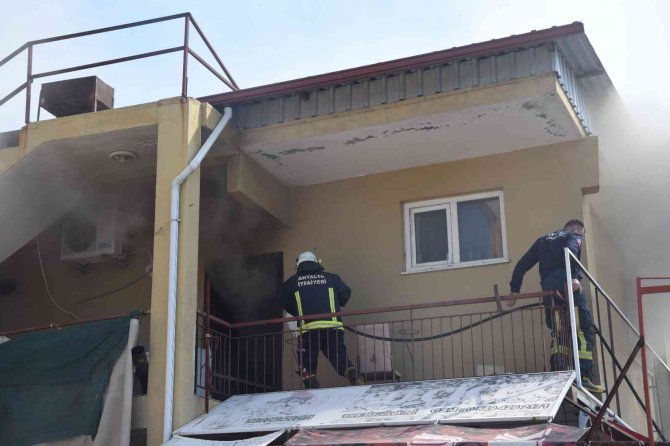 Antalya’da Korkutan Ev Yangını