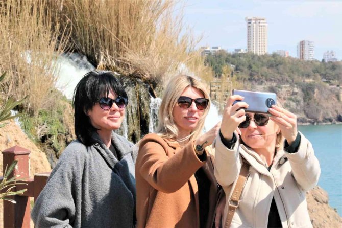 Antalya’nın Ünlü Düden Kıyı Şelalesi’nde Nevruz Yoğunluğu