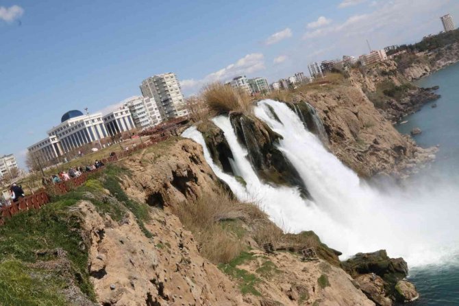 Antalya’nın Ünlü Düden Kıyı Şelalesi’nde Nevruz Yoğunluğu