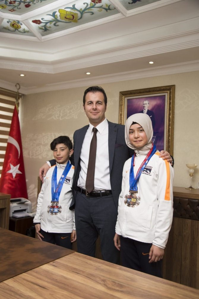 Minik Snowboardculardan Kaymakama Ziyaret