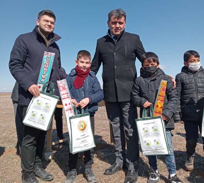 Aslanapa’da ’Jandarma Hatıra Ormanı’na Fidan Dikimi