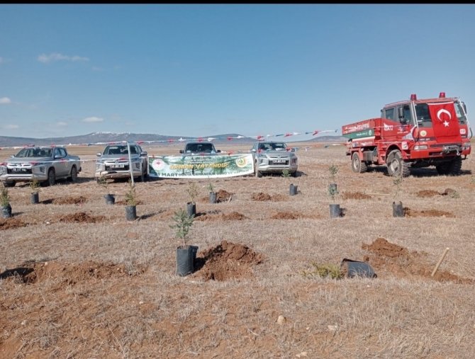 Aslanapa’da ’Jandarma Hatıra Ormanı’na Fidan Dikimi