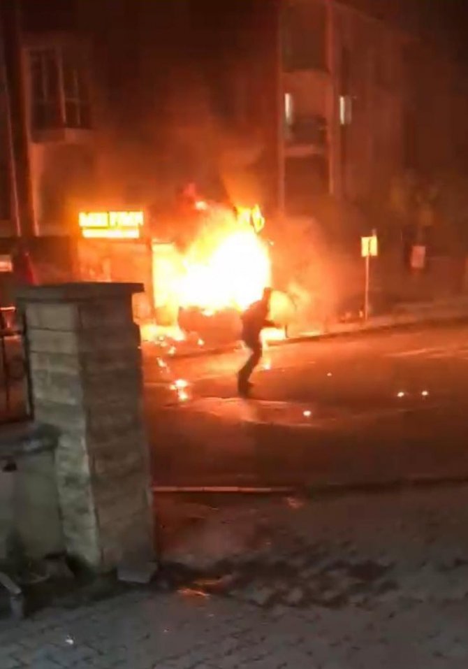 Ataşehir’de Korku Dolu Anlar: Alev Topuna Dönen Taksi Kendiliğinden Hareket Etti
