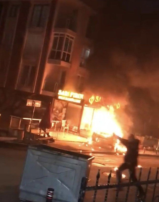 Ataşehir’de Korku Dolu Anlar: Alev Topuna Dönen Taksi Kendiliğinden Hareket Etti
