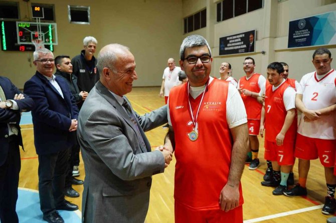 Ayvalık’ta Başkan Ergin’den Down Sendromlu Çocuklara Sürpriz