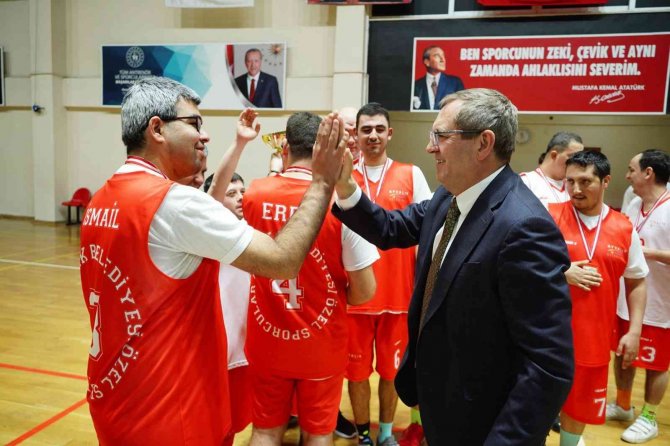 Ayvalık’ta Başkan Ergin’den Down Sendromlu Çocuklara Sürpriz