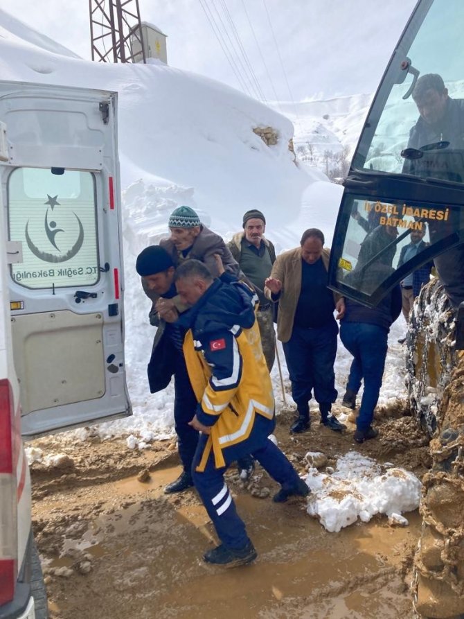 Batman’da 76 Yaşındaki Hasta Kepçe Yardımıyla Ambulansa Ulaştırıldı