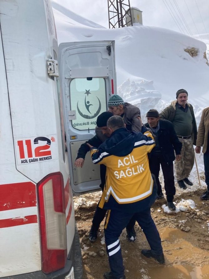 Batman’da 76 Yaşındaki Hasta Kepçe Yardımıyla Ambulansa Ulaştırıldı