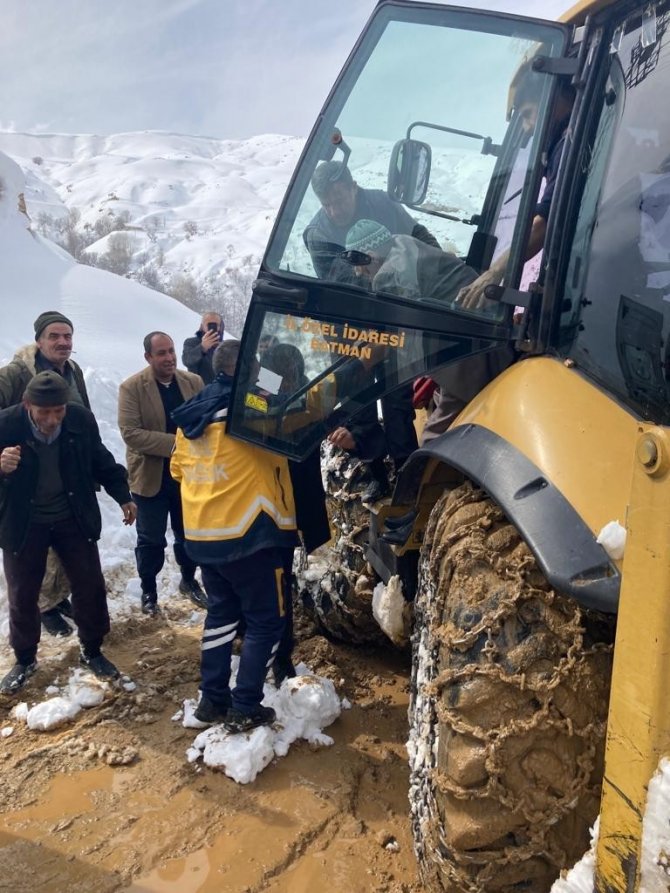 Batman’da 76 Yaşındaki Hasta Kepçe Yardımıyla Ambulansa Ulaştırıldı