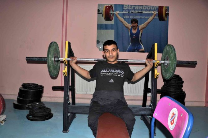 Üç Haftalık Antrenmanla Türkiye İkincisi Olan Umut, Engelini Sporla Aşıyor